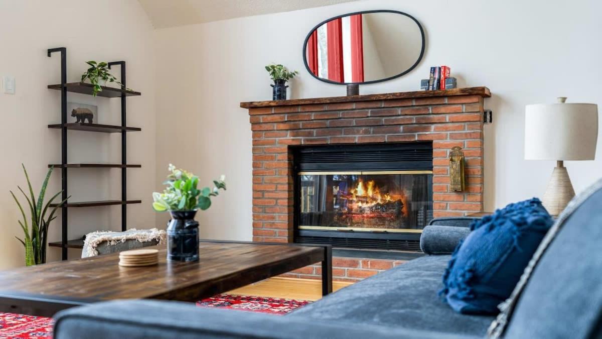 Modern Chalet Cabin W Hot Tub, Deck&Grill, & Wifi! Inwood Eksteriør billede