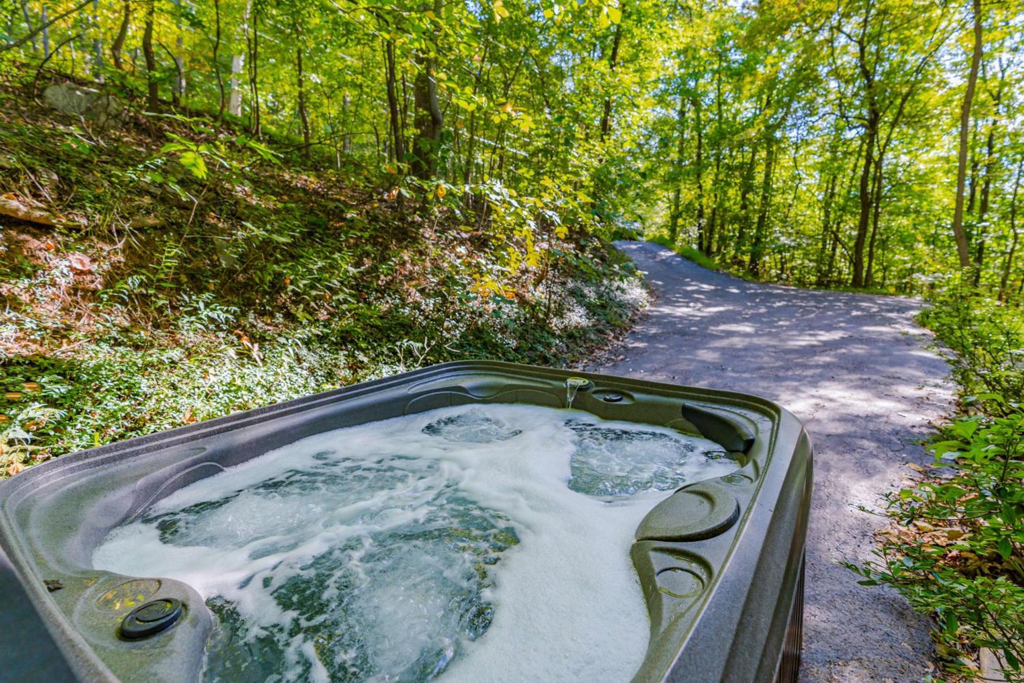 Modern Chalet Cabin W Hot Tub, Deck&Grill, & Wifi! Inwood Eksteriør billede